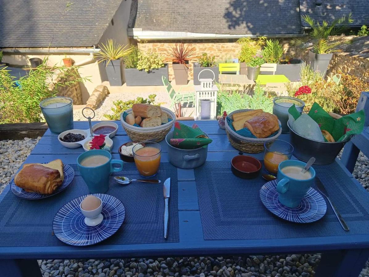 Chambre D'Hote Familiale De La Maison Bleue Lanvallay Eksteriør bilde
