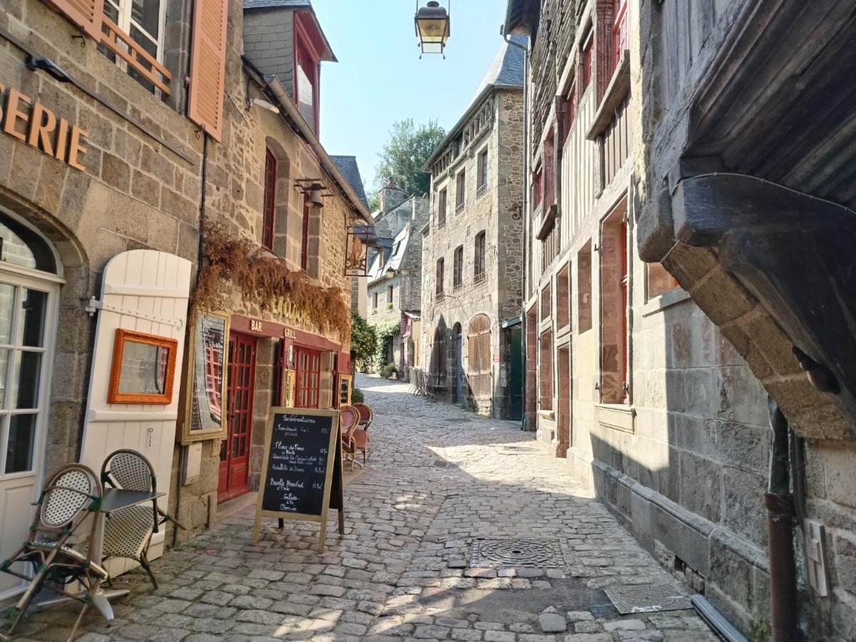 Chambre D'Hote Familiale De La Maison Bleue Lanvallay Eksteriør bilde