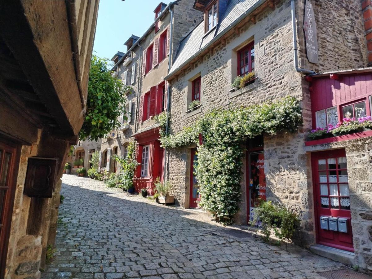 Chambre D'Hote Familiale De La Maison Bleue Lanvallay Eksteriør bilde