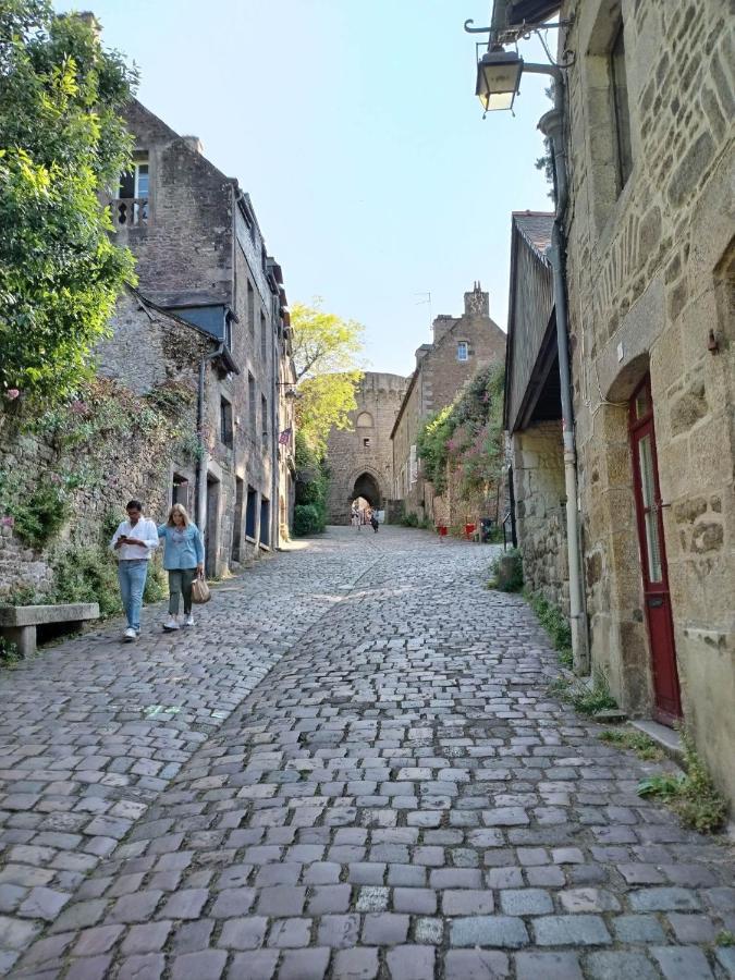 Chambre D'Hote Familiale De La Maison Bleue Lanvallay Eksteriør bilde